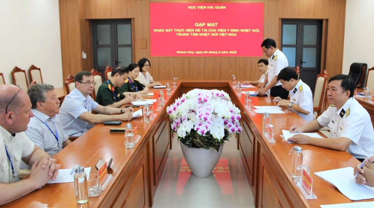 Mở rộng hợp tác nghiên cứu sức khoẻ nghề nghiệp với Học viện Hải quân